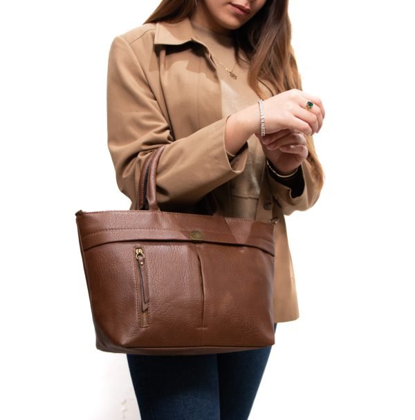Sac à main " Sara Moda " trapèze avec poche avant - Marron foncé – Image 2