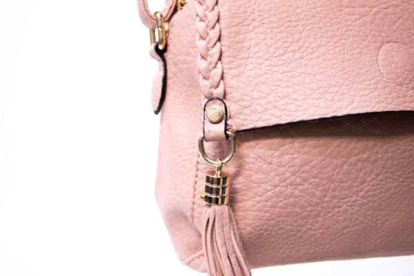 Petit sac bandoulière "Oudannu" avec décoration tréssé sur les deux côtés - Rose pastel – Image 4