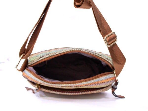 Sac bandoulière ” Parrot King ” effet arrondi à 3 compartiments en tissus avec bande décorative – Multicolore 4 / Finitions marron – Image 7
