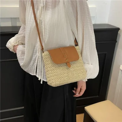 Petit sac bandoulière en coton crocheté forme carré  - Beige / Finitions marron